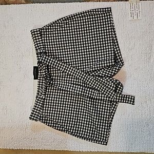 Banana Republic black & White shorts in womans Size 4